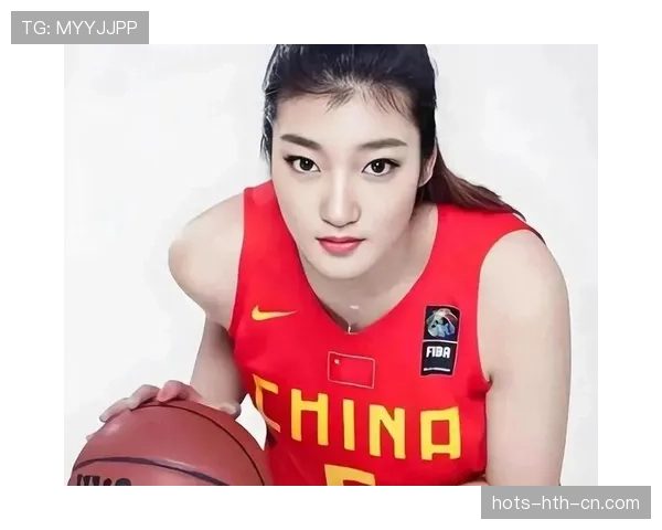 李梦训练完直接啃鸡腿，这自律和放纵切换也太丝滑了